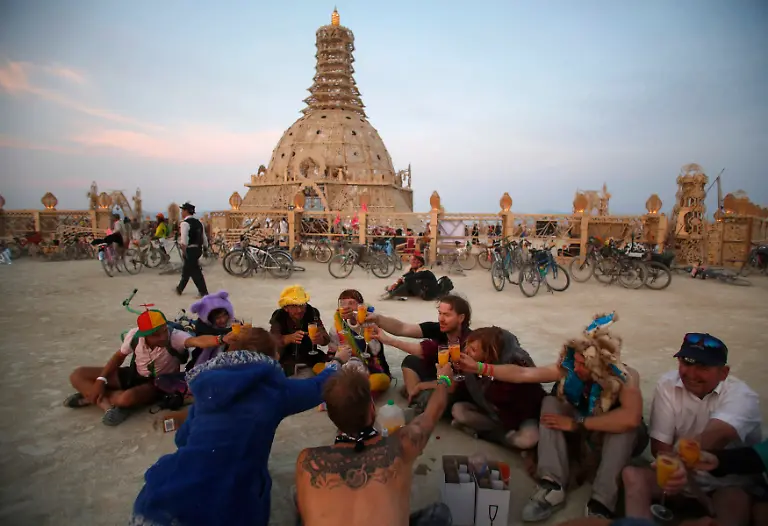 2014-08-29T233816Z-1958137595-GM1EA8U0K1M01-RTRMADP-3-USA-NEVADA-BURNINGMAN-JPG653130328890854406