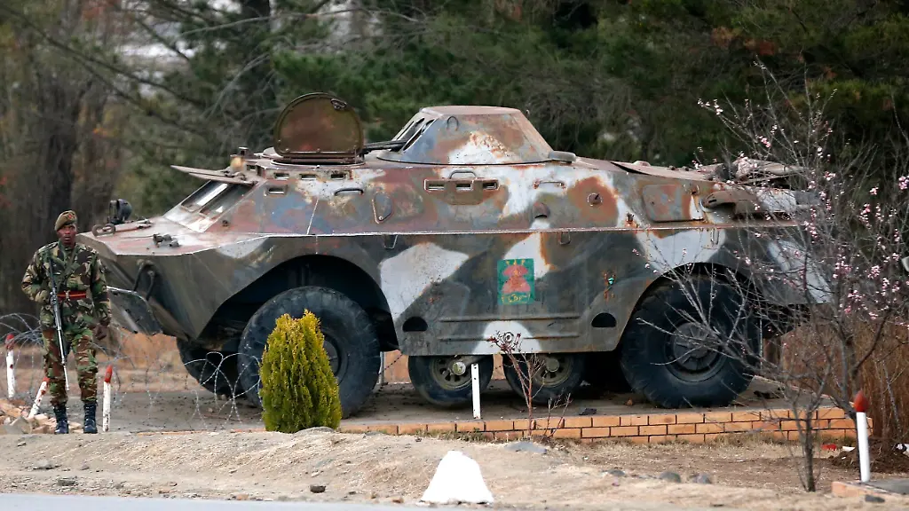 2014-08-30T174100Z-1006145345-GM1EA8V04KV01-RTRMADP-3-LESOTHO-COUP-JPG8041847842080797491