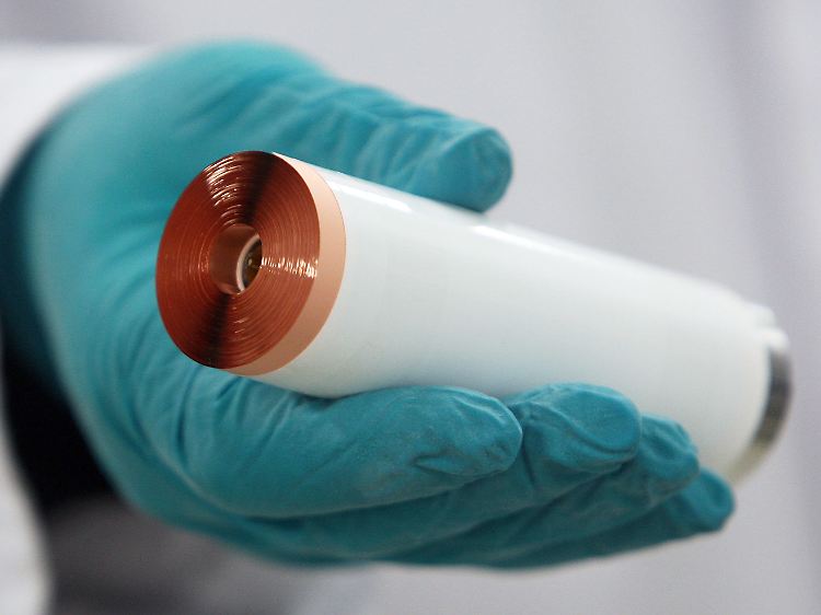 Lithium-Ionen-Bauteil eines Auto-Akkus: Der US-Zulieferer Johnson Controls fertigt die Batterien in Nersac, Südwestfrankreich.