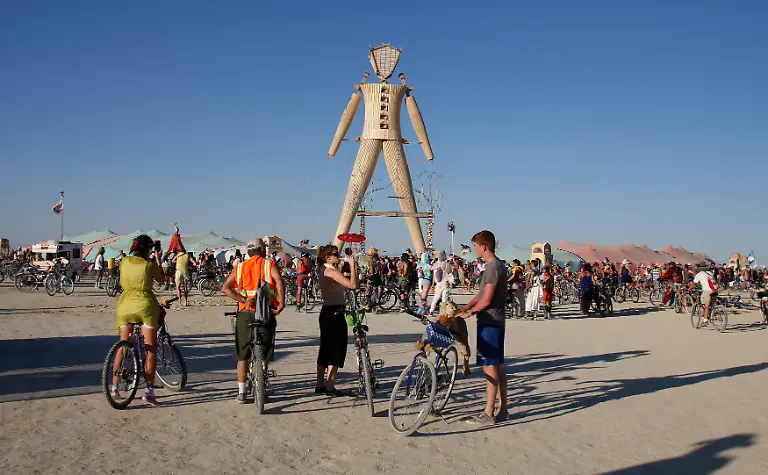 2014-08-28T232801Z-1211583246-GM1EA8T0KEO01-RTRMADP-3-USA-NEVADA-BURNINGMAN-JPG2029014452278043239