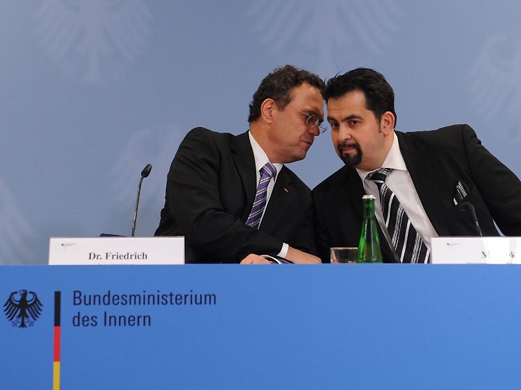 Bundesinnenminister Friedrich unterhält sich mit dem Vorsitzenden des Zentralrats der Muslime, Mazyek.