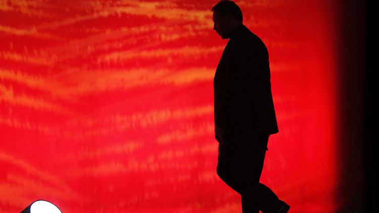 Der Umriss von Oracle-Chef Larry Ellison wie er von einer Bühne geht.