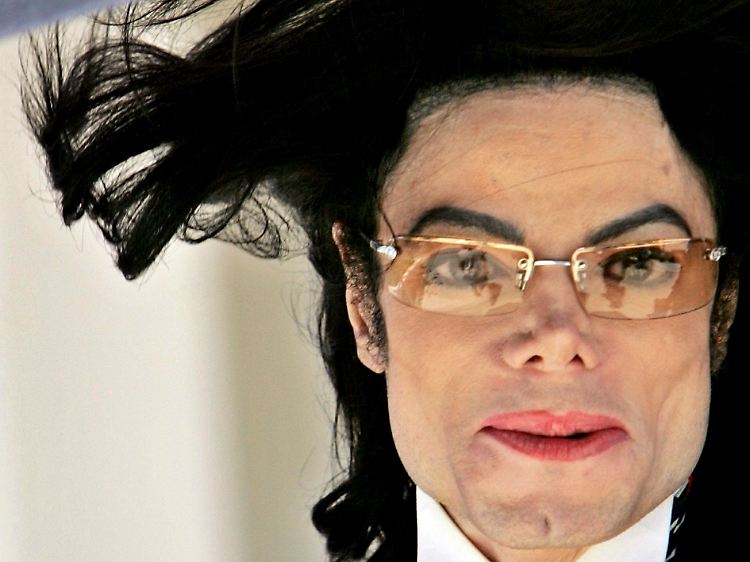 Die Aufnahme entstand 2005, als Michael Jackson in Santa Barbara vor dem Gerichtsgebäude ankommt.