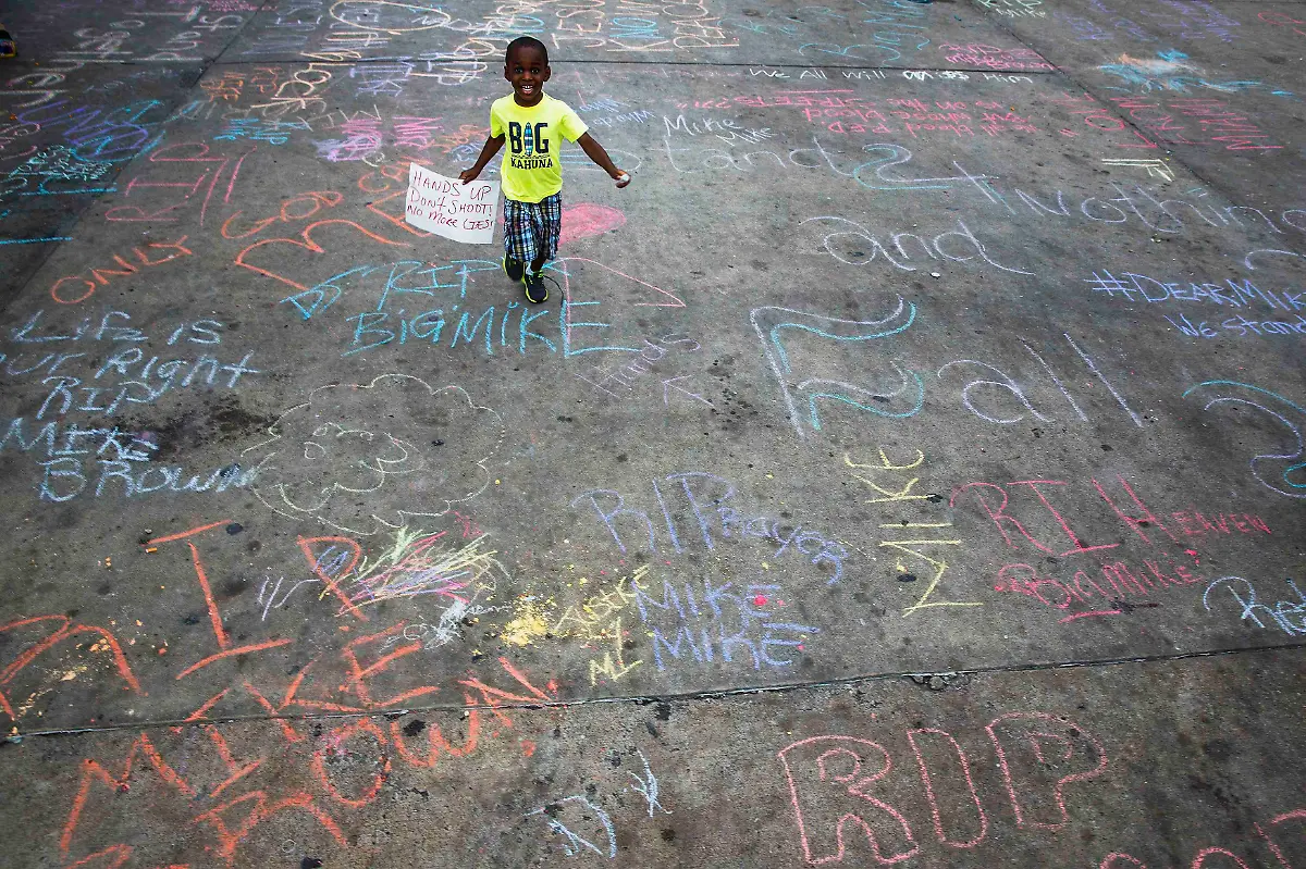 2014-08-15T232547Z-1915898803-GM1EA8G0KAZ01-RTRMADP-3-USA-MISSOURI-SHOOTING-JPG5312232436454695244