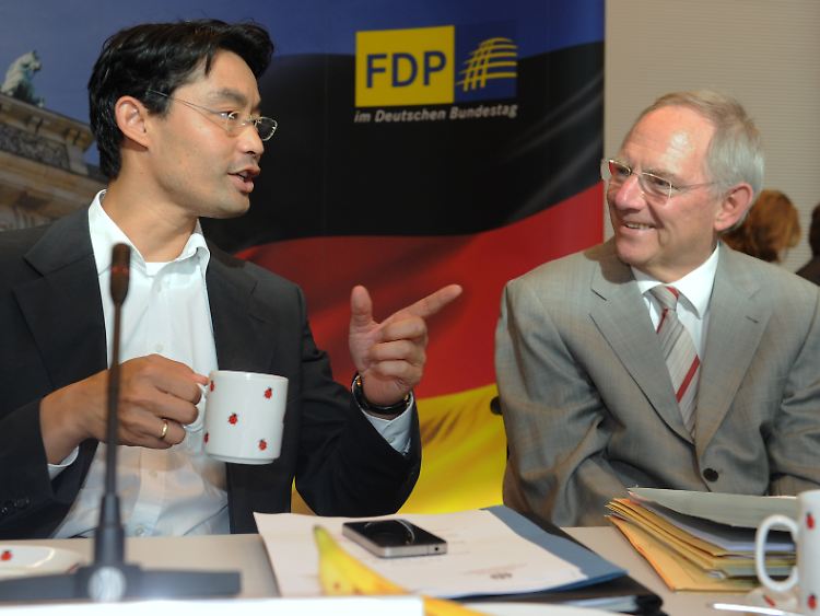 Über Steuern unterhalten sich Schäuble und Rösler in diesem Moment bestimmt nicht.