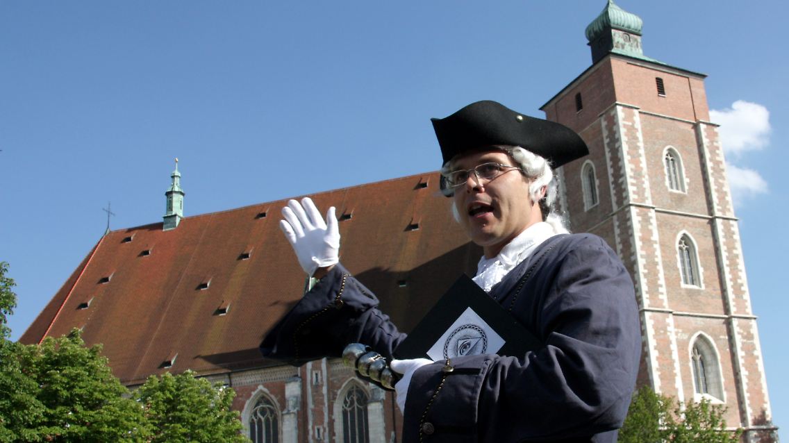 Michael Klarner, verkleidet als Aristoteles bzw. Illuminaten-Ordensgründer Adam Weishaupt, vor dem Münster in Ingolstadt.