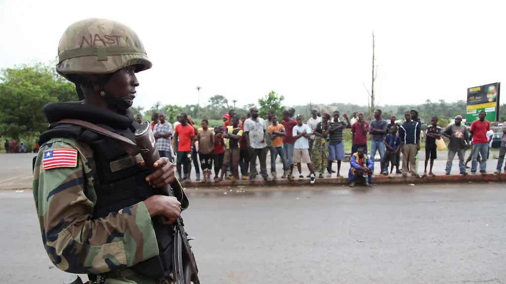 Ein-liberischer-Soldat-verhindert-dass-Einwohner-aus-der-Grafschaft-Bomi-in-die-Hauptstadt-Monrovia-kommen-Ein-Versuch-zu-verhindern-dass-sich-das-toedliche-Ebola-Virus-weiter-verbreitet