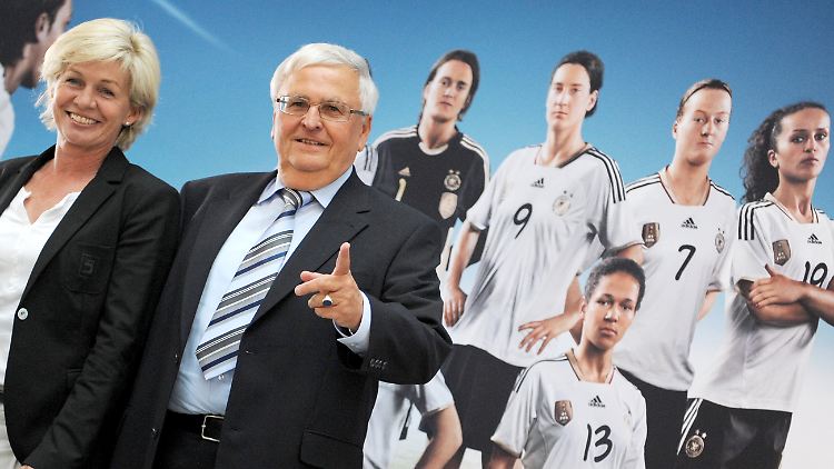 Bundestrainerin Silvia Neid mit Frauenfußball-Fan und DFB-Boss Theo Zwanziger: "Die Identifikation der Spielerinnen mit ihrer WM ist sehr groß - und diese Einstellung und Leistung wollen wir honorieren."