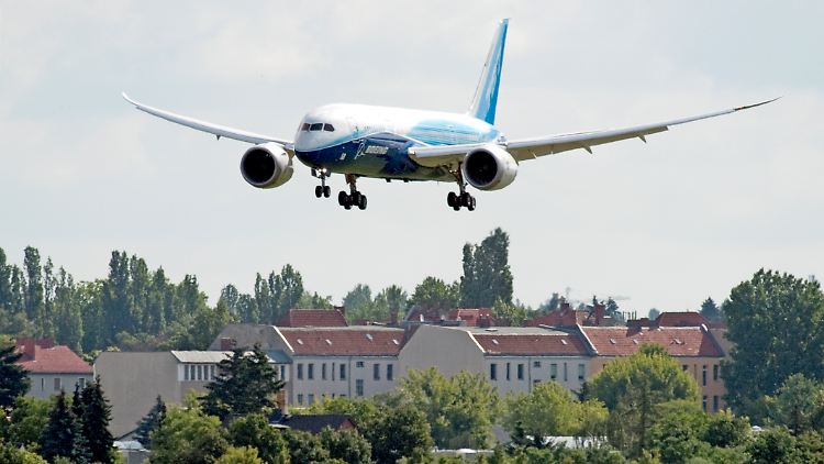 Das Aushängeschild des US-Flugzeugbaus: Der "Dreamliner" im Landeanflug.