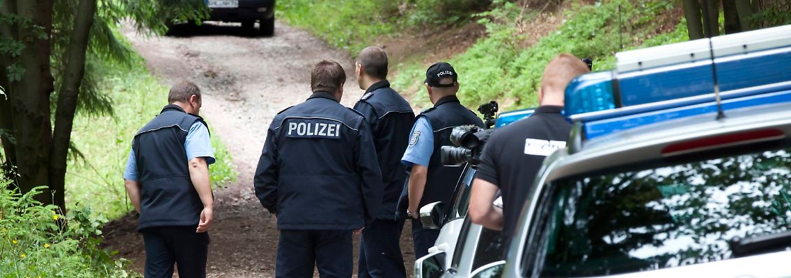 Polizisten sichern den Fundort der Leiche weiträumig ab.