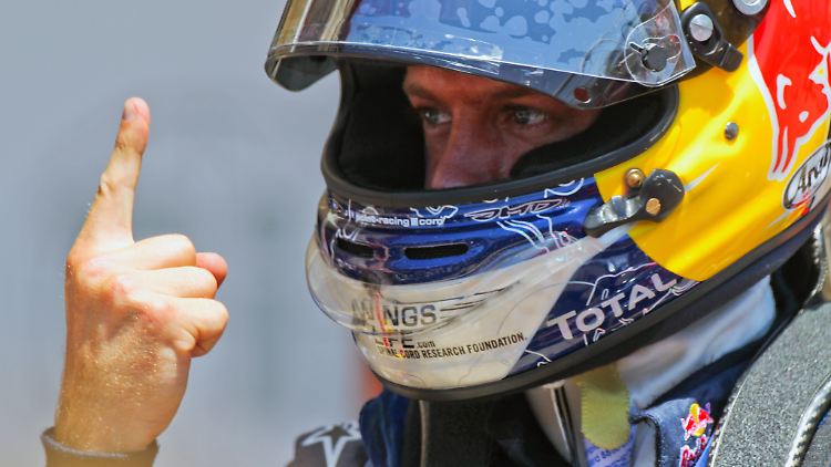 Das ist der Vettel-Finger: Pole Position für den Weltmeister.
