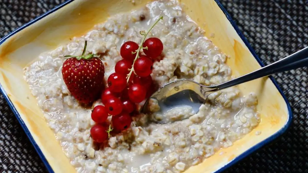 Eine-Schale-Porridge-mit-Obst-auf-dem-Fruehstueckstisch