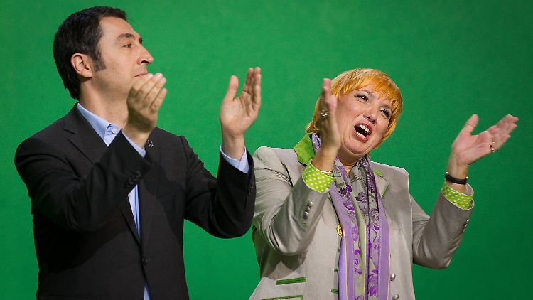 Die Bundesvorsitzenden Cem Özdemir und Claudia Roth freuen sich über die Zustimmung des Parteitags.