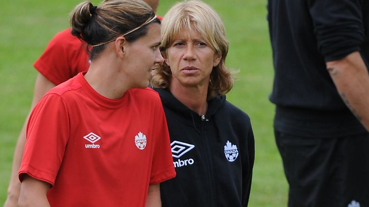 Christine Sinclair (l.) und Trainerin Carolina Morace wollen über die Defensive zum Erfolg kommen.
