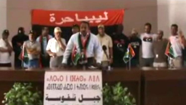 Das Video, veröffentlicht über Facebook, soll Spieler aus Libyens Nationalmannschaft sowie Trainer bei einem Besuch der Rebellen zeigen.