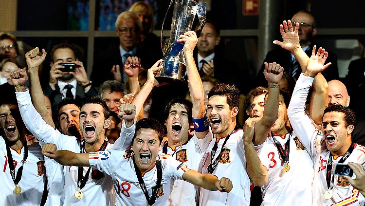 Feiern wie die Großen: Die spanischen U21-Fußballer präsentieren stolz den Pokal, der sie als bestes Team Europas ausweist.