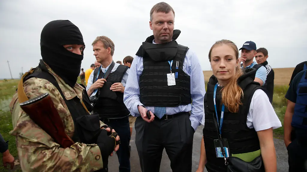 2014-07-18T174953Z-1479777663-GM1EA7J050801-RTRMADP-3-UKRAINE-CRISIS-AIRPLANE-CONTROL-JPG1533020321171027012