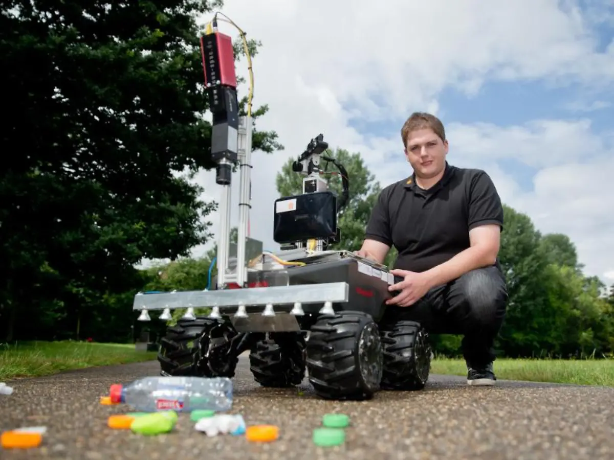 Roboter-Simon-soll-der-Stadt-Nuernberg-beim-Kampf-gegen-den-Dreck-in-naher-Zukunft-helfen-Die-vierraedrige-Maschine-ist-mit-einer-Kamera-ausgeruestet-die-Muell-erkennen-orten-und-klassifizieren-kann