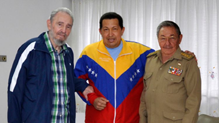 Laut Foto wohlauf: Das Bild vom 17. Juni zeigt Hugo Chávez zusammen mit Fidel und Raul Castro.