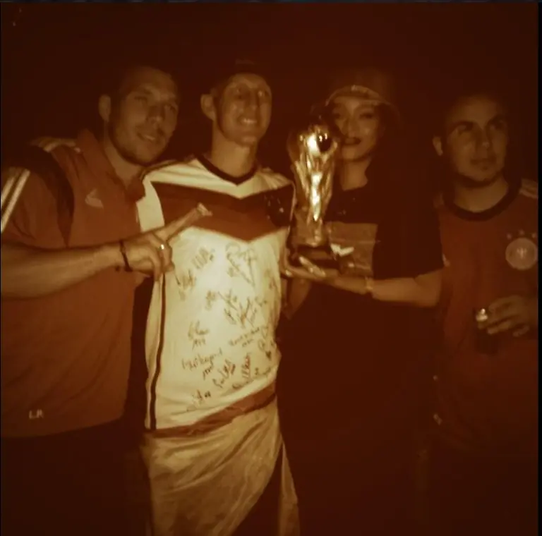 Rihanna-3-Jungs-auf-Party