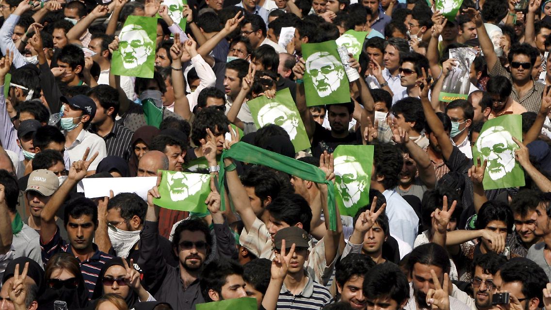 "Mussawi, nimm unsere Stimmen", rufen die Demonstranten.
