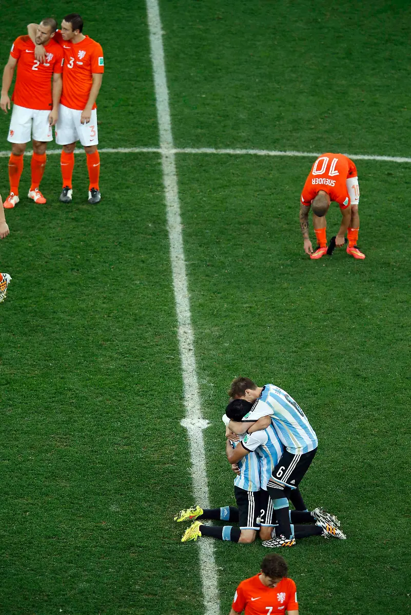 2014-07-09T233053Z-1318899108-TB3EA791TEQ1V-RTRMADP-3-SOCCER-WORLD-M62-NED-ARG-JPG3289768988614795099