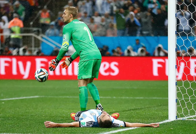 2014-07-09T214026Z-1662811301-TB3EA791QUM6W-RTRMADP-3-SOCCER-WORLD-M62-NED-ARG-JPG9167254201210969305