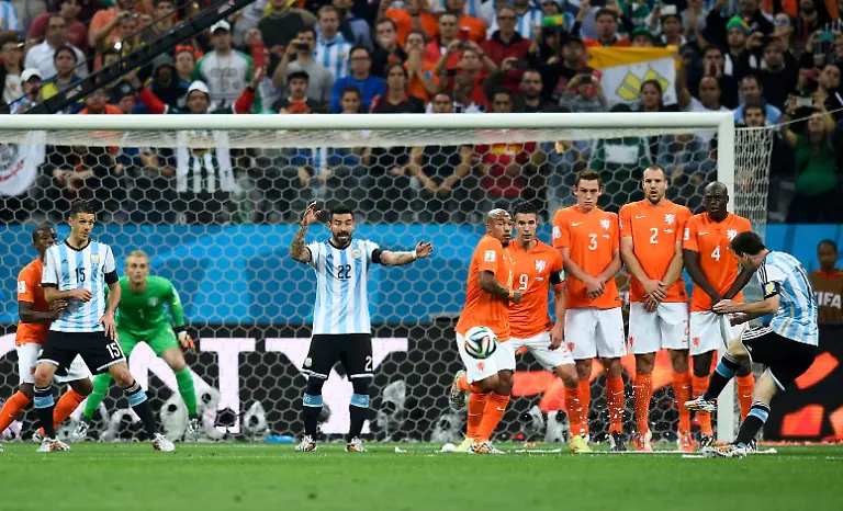 2014-07-09T202410Z-486067192-TB3EA791NBD3I-RTRMADP-3-SOCCER-WORLD-M62-NED-ARG-JPG8033581575473452868