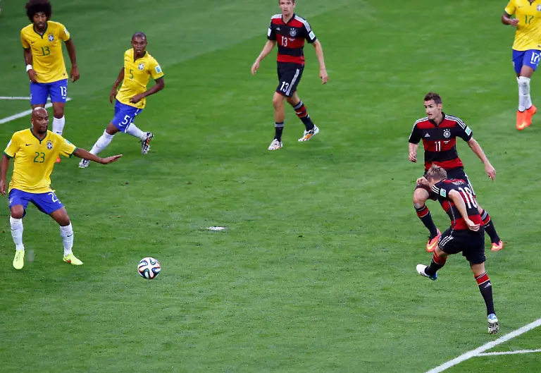 2014-07-08T203556Z-1305812262-TB3EA781LB2K2-RTRMADP-3-SOCCER-WORLD-M61-BRA-GER-JPG1421956831288481707