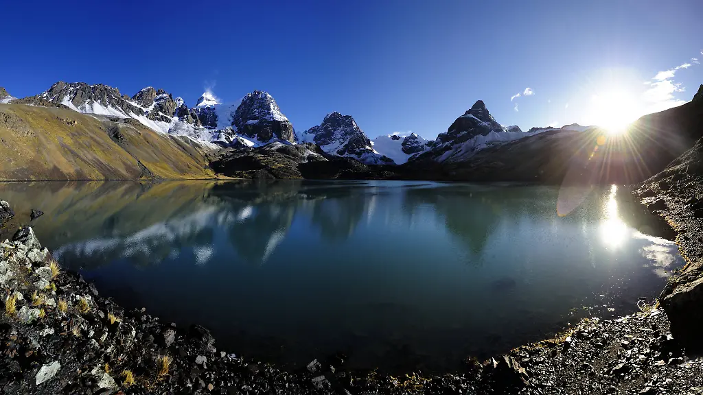 Lagune-mit-sich-spiegelnden-Andenbergen-am-Bergweiler-Tuni-bei-Laz-Paz-in-Bolivien