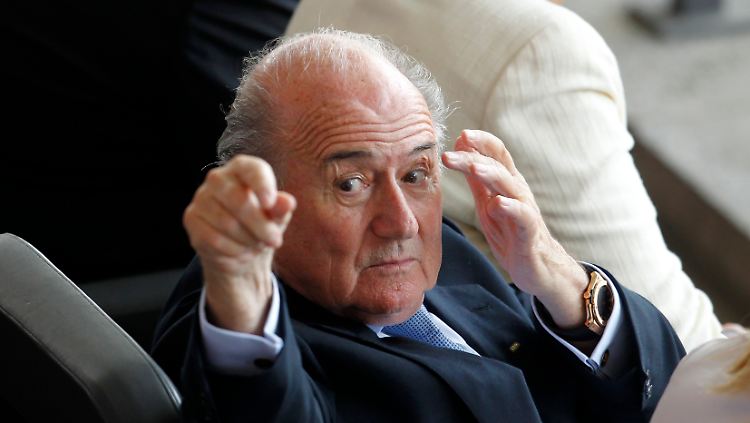 Dirigent auf der Ehrentribüne: Der umstrittene Fifa-Präsident Joseph Blatter.