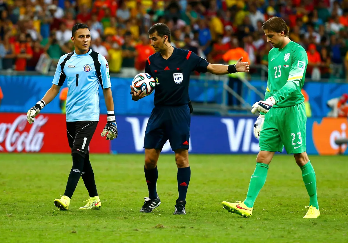 2014-07-05T233109Z-48996859-TB3EA7601BAPR-RTRMADP-3-SOCCER-WORLD-M59-NED-CRC-JPG1025066709374878756