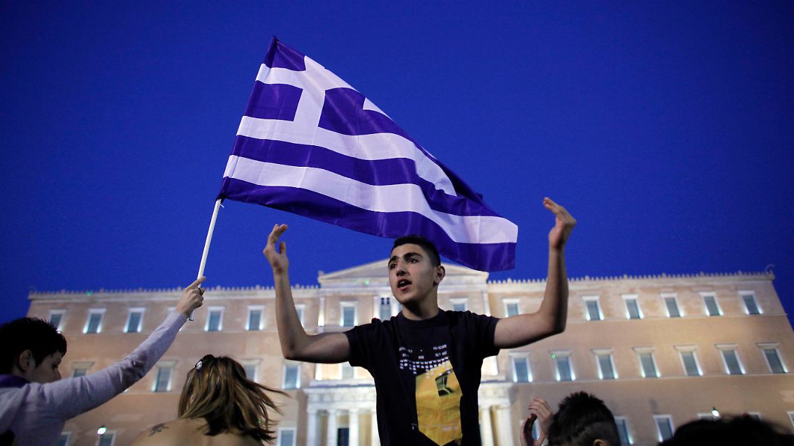 Auf dem Syntagma-Platz vor dem Parlament in Athen machen Demonstranten ihrem Ärger Luft.