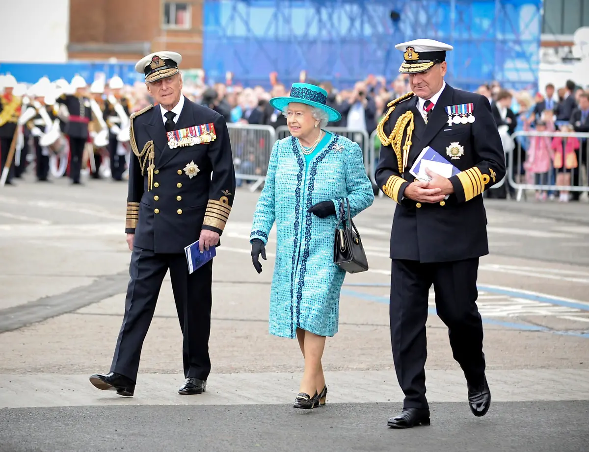 2014-07-04T150755Z-2115767265-GM1EA741RTL01-RTRMADP-3-BRITAIN-AIRCRAFTCARRIER-JPG6422173142805198531