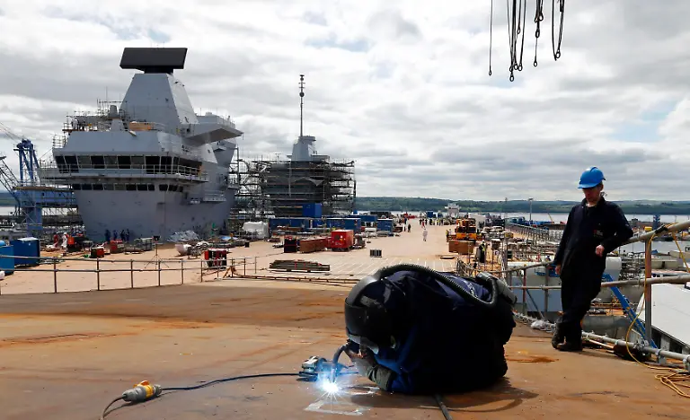 2014-07-04T111855Z-201003281-GM1EA741HFF01-RTRMADP-3-BRITAIN-AIRCRAFT-CARRIER-JPG4000620810282057278