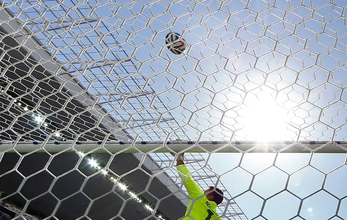 2014-07-01T163340Z-1090912675-TB3EA711CNFWY-RTRMADP-3-SOCCER-WORLD-M55-ARG-SUI-JPG4201172099342069823