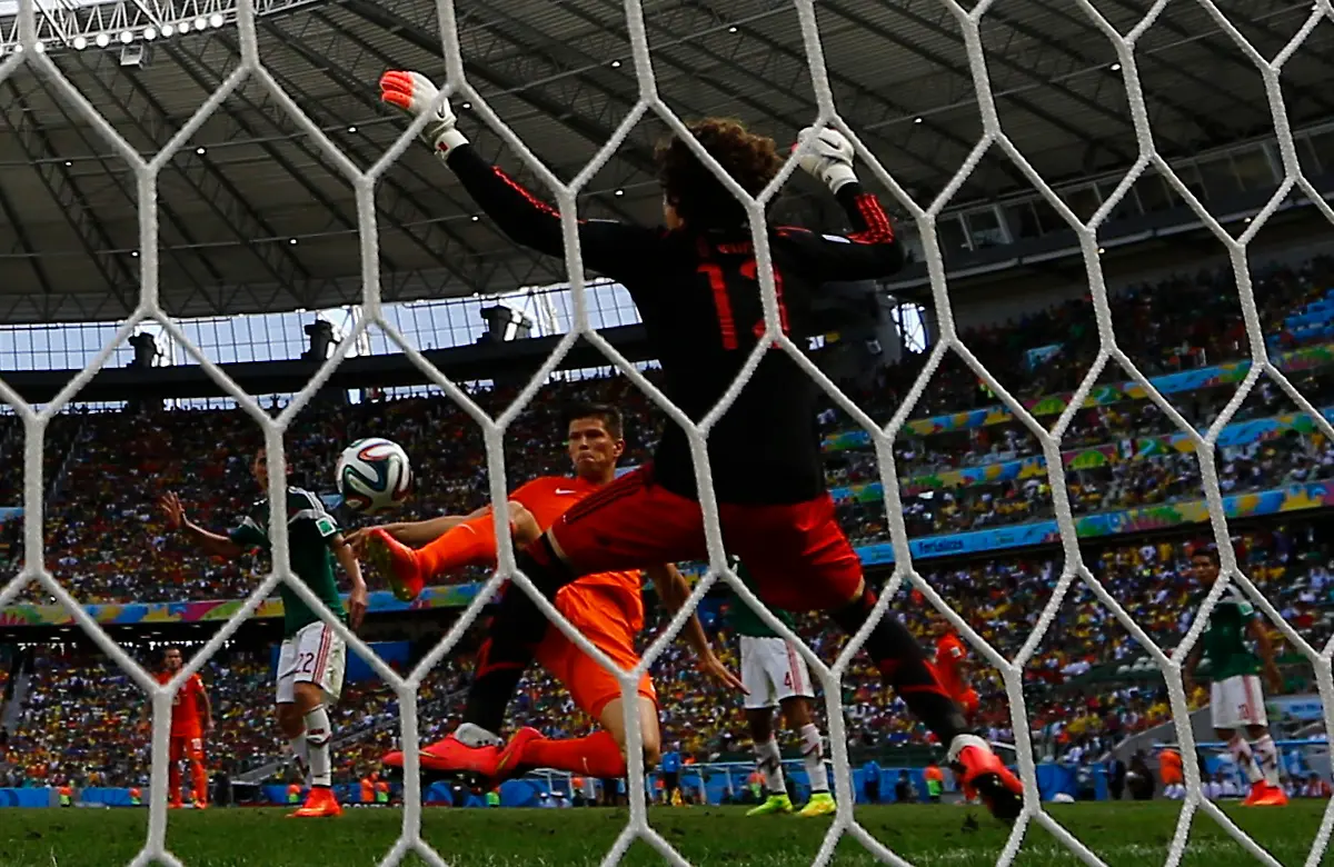 2014-06-29T182145Z-926541213-TB3EA6T1HNTF5-RTRMADP-3-SOCCER-WORLD-M51-NED-MEX-JPG546491264937579057