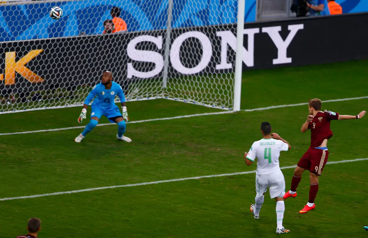 2014-06-26T201400Z-2144662123-TB3EA6Q1K9OEA-RTRMADP-3-SOCCER-WORLD-M48-ALG-RUS-JPG4491709249760020956