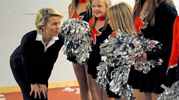 Leyen besucht finanziell unterstützte Cheerleader des Footballvereins Düsseldorfer Panther.