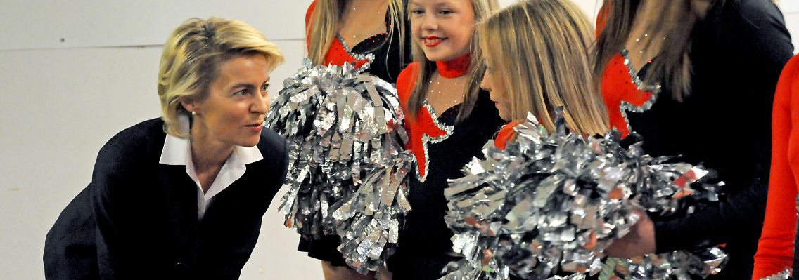 Leyen besucht finanziell unterstützte Cheerleader des Footballvereins Düsseldorfer Panther.