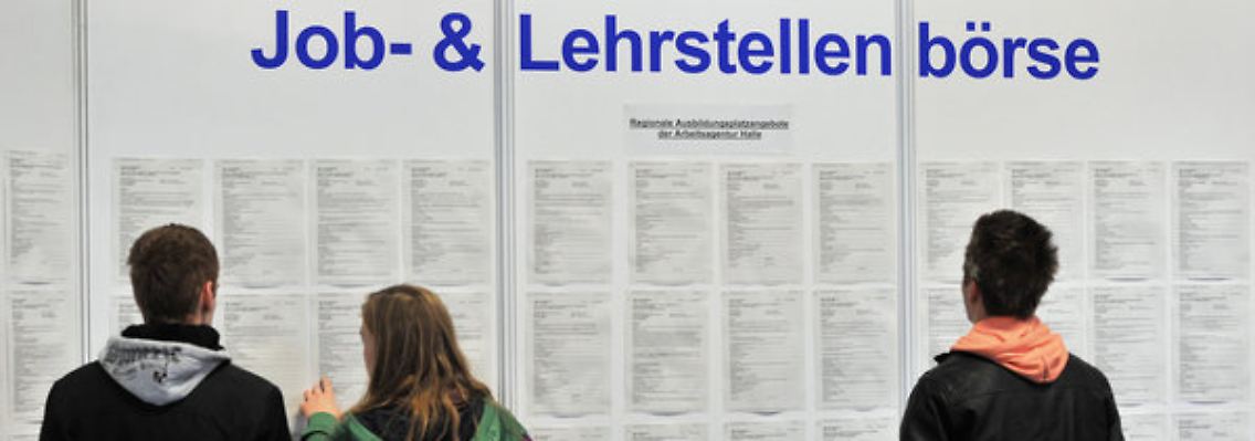 Jugendliche informieren sich auf einer Aus- und Weiterbildungsmesse in Halle/Saale.