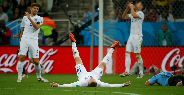 2014-06-19T203840Z-325027540-TB3EA6J1NYUT4-RTRMADP-3-SOCCER-WORLD-M23-URU-ENG-JPG7475235191356457405