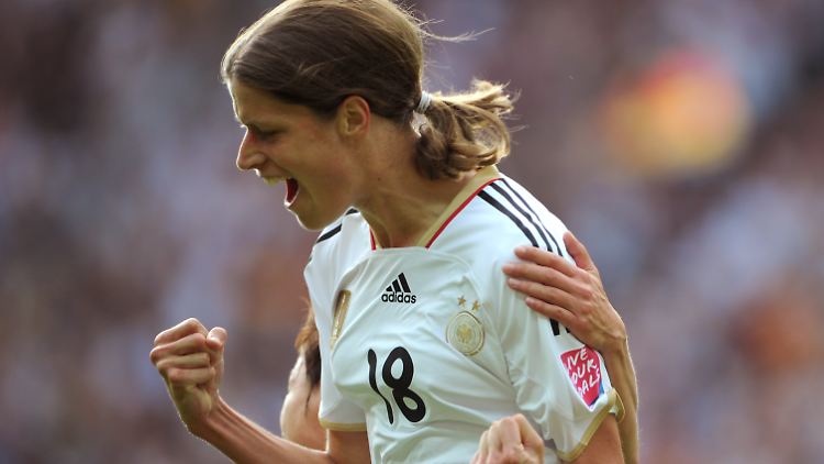 Kerstin Garefrekes (r.) feiert ihren Treffer ungewohnt emotional.