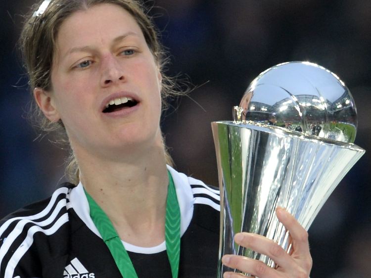 Für den 1. FFC Frankfurt bestritt die 31-Jährige bislang 144 Länderspiele.