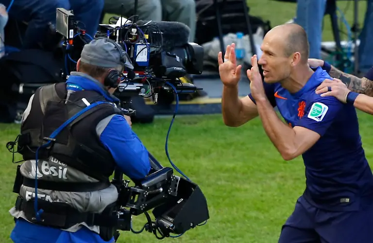 2014-06-18T162634Z-1573737864-TB3EA6I1CBA5U-RTRMADP-3-SOCCER-WORLD-M20-AUS-NED-JPG124650563957043393