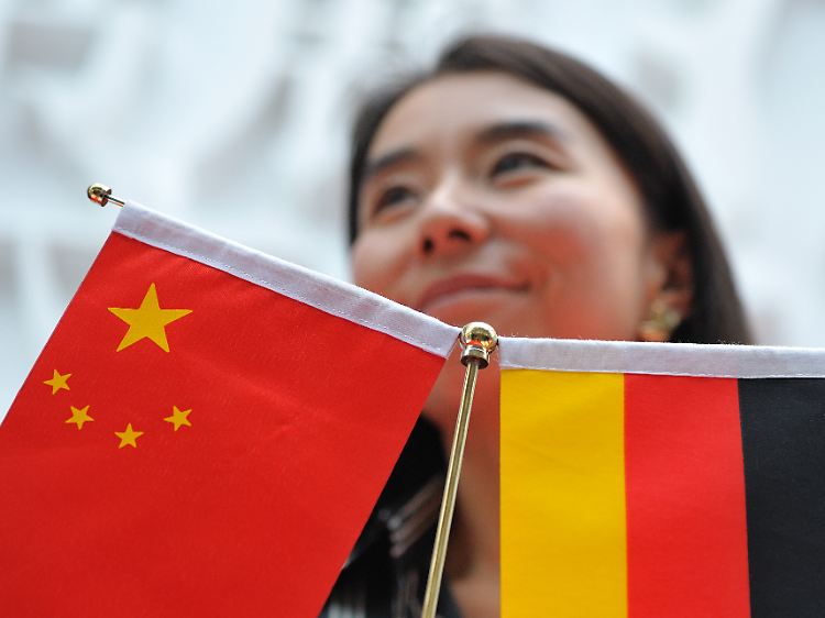 Die Flaggen haben zwei Farben gemeinsam: Tischschmuck zu Beginn deutsch-chinesischer Konsultationen (Archivbild).