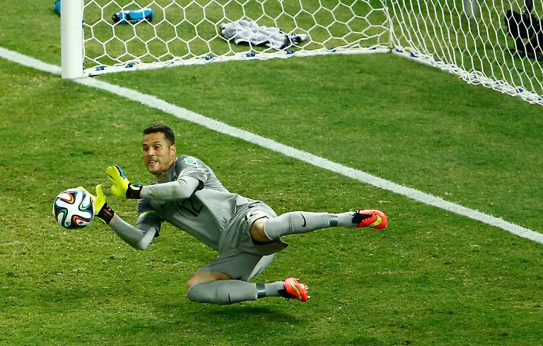 2014-06-17T211058Z-1255381741-TB3EA6H1PH704-RTRMADP-3-SOCCER-WORLD-M17-BRA-MEX-JPG7269709268858337743