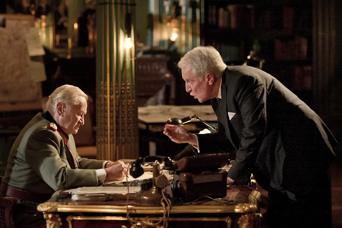 General-Dietrich-von-Choltitz-Niels-Arestrup-l-Konsul-Raoul-Nordling-Andre-Dussollier-r-Diplomatie-7