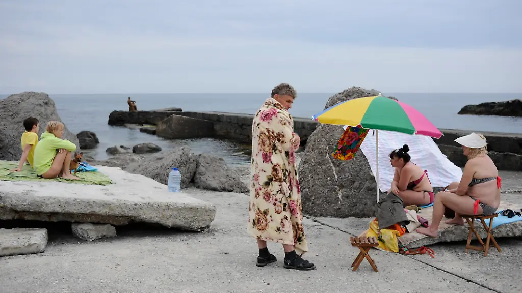 Russische-Touristen-am-Schwarzen-Meer-nicht-weit-entfernt-von-Yalta-Vor-allem-russische-Staatsdiener-sollen-in-diesem-Jahr-auf-der-Krim-Urlaub-machen
