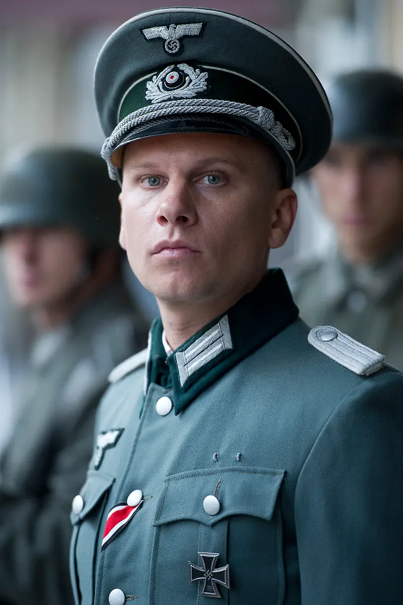 Robert-Stadlober-in-der-Rolle-des-Leutnant-Bressensdorf-Diplomatie-4